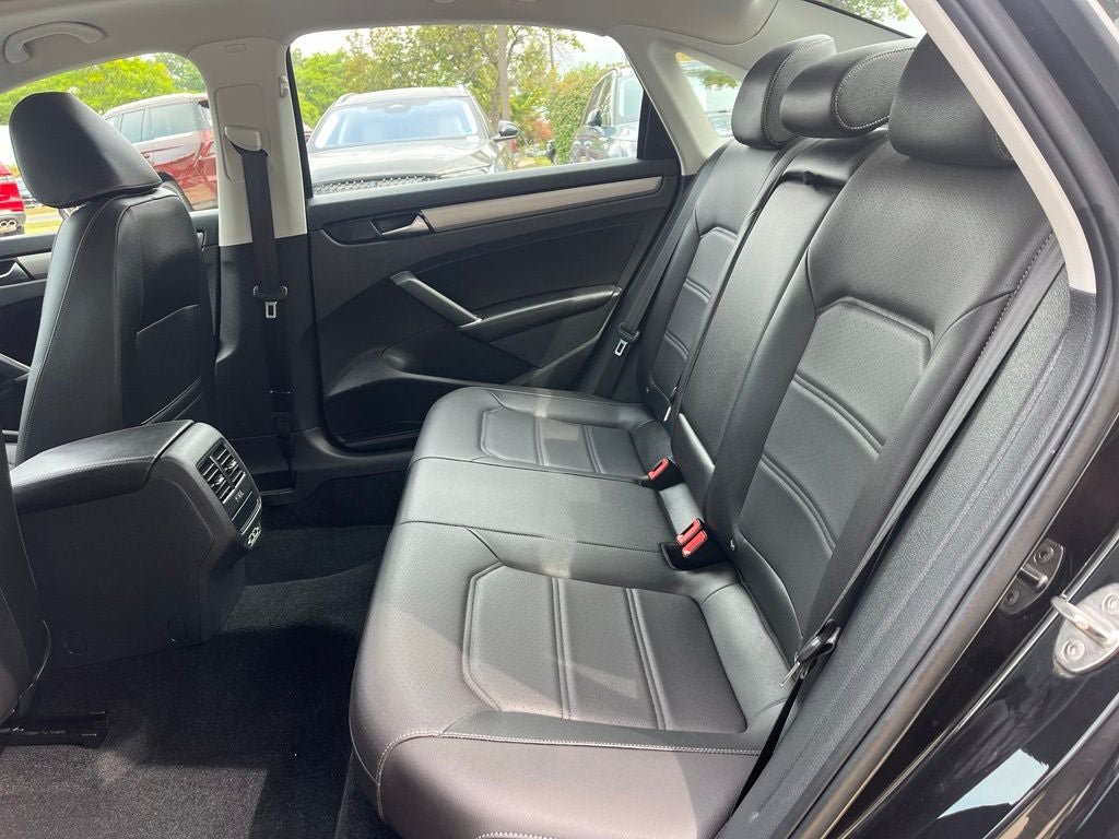 Used 2022 Volkswagen Passat 2.0T SE FWD image 13