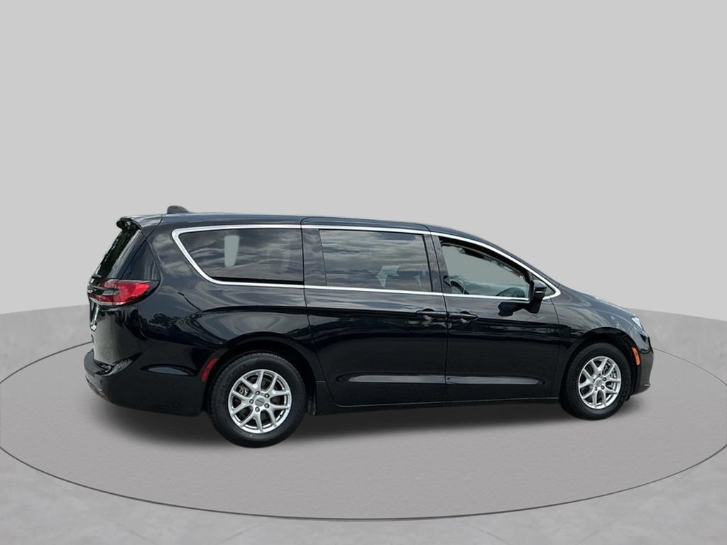 Used 2023 Chrysler Pacifica Touring-L FWD image 14