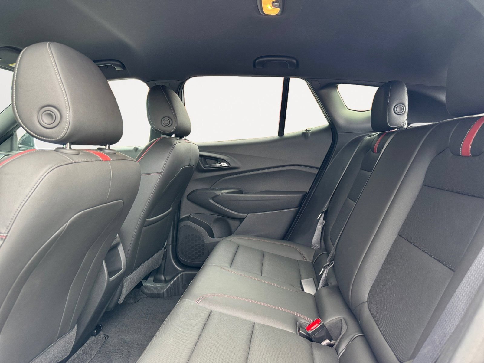 Used 2025 Chevrolet Trax RS FWD image 13