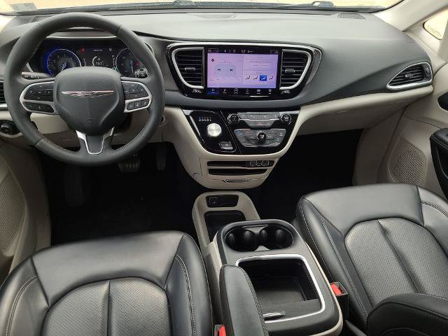 Used 2023 Chrysler Pacifica Touring-L FWD image 16
