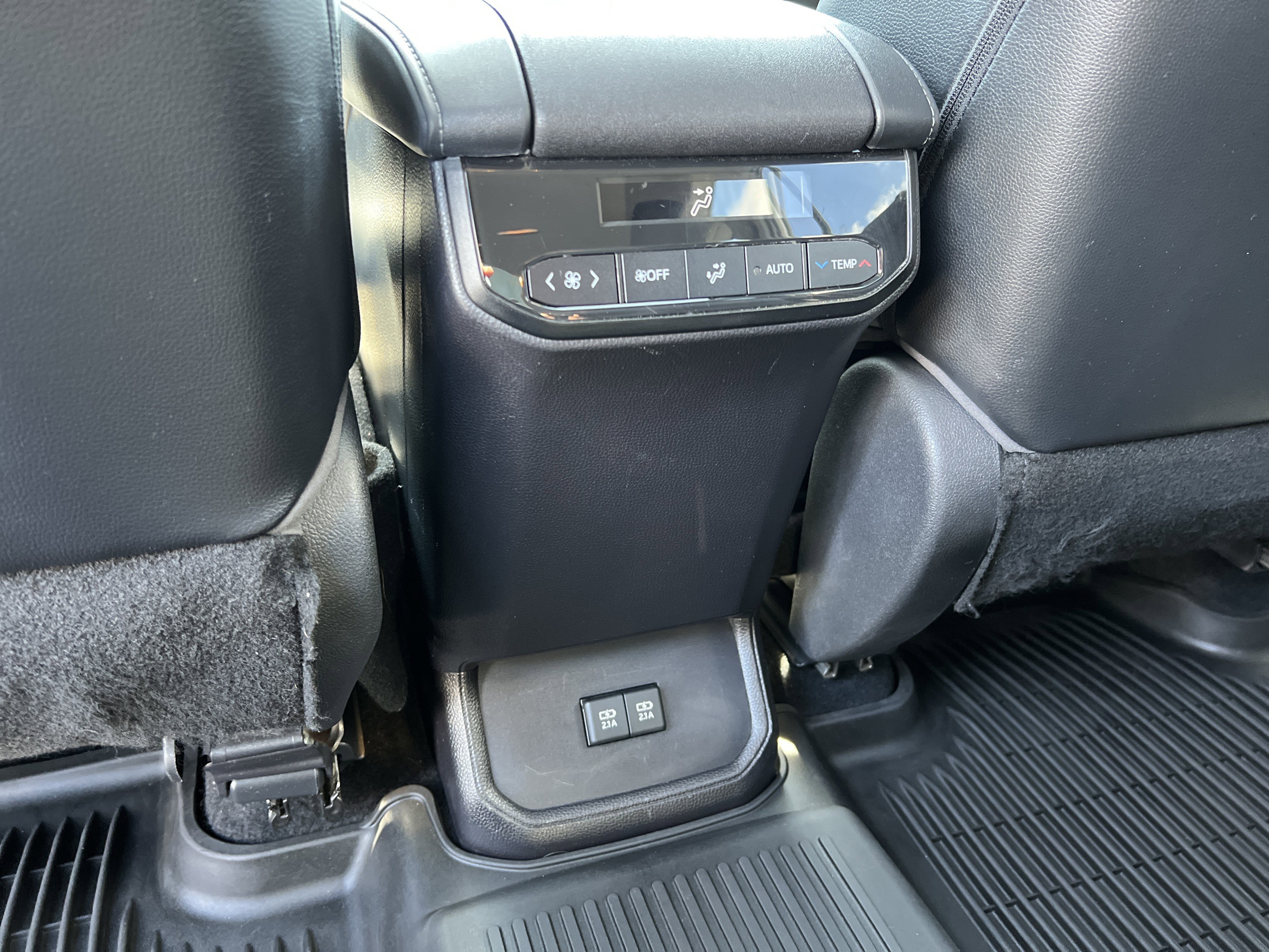 Used 2021 Toyota Highlander XLE AWD/4WD image 24