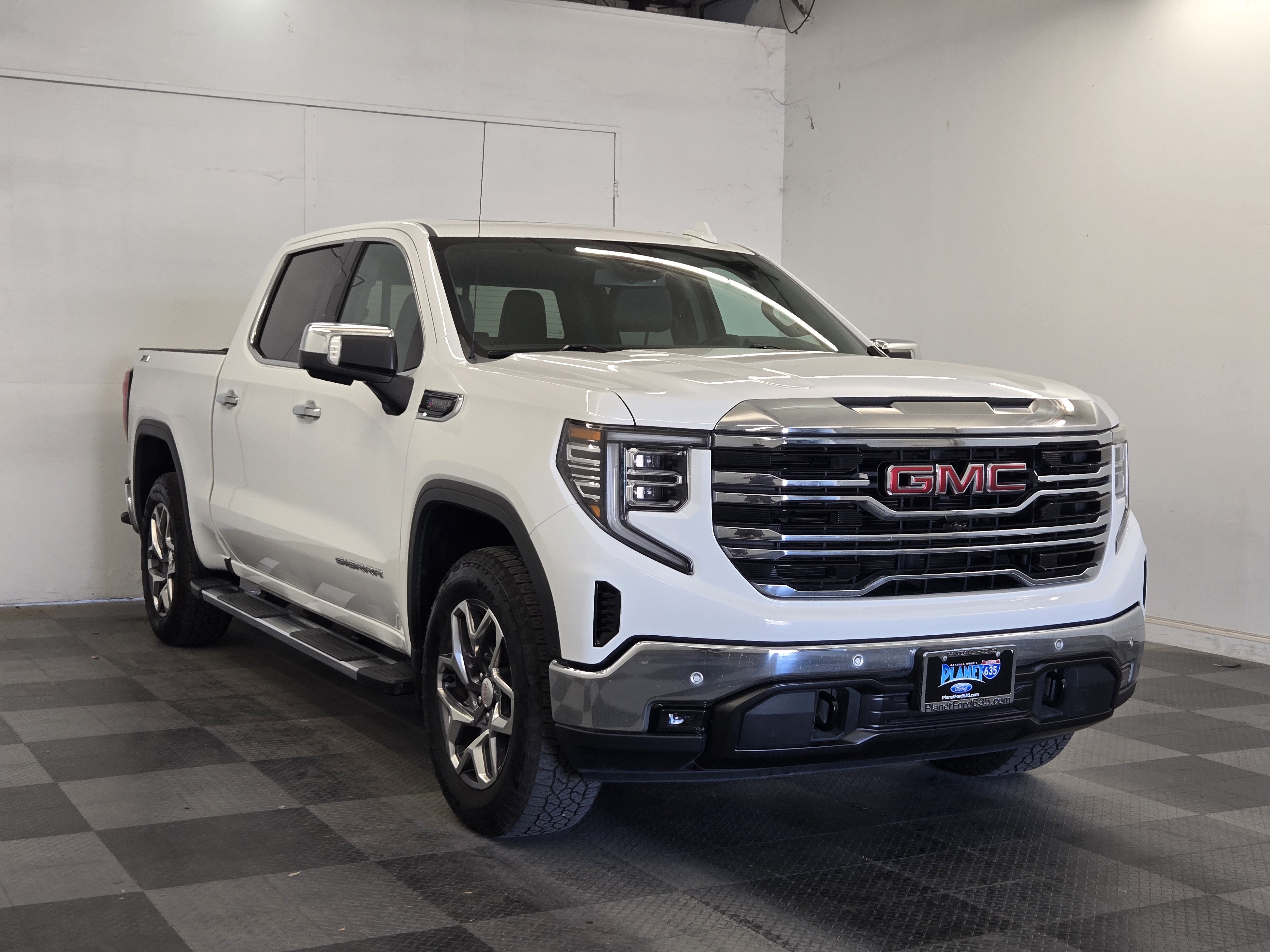 Used 2025 GMC Sierra 1500 SLT AWD/4WD image 2