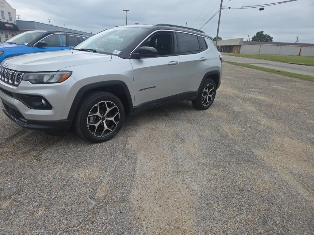 Used 2026 Jeep Compass Limited AWD/4WD image 4