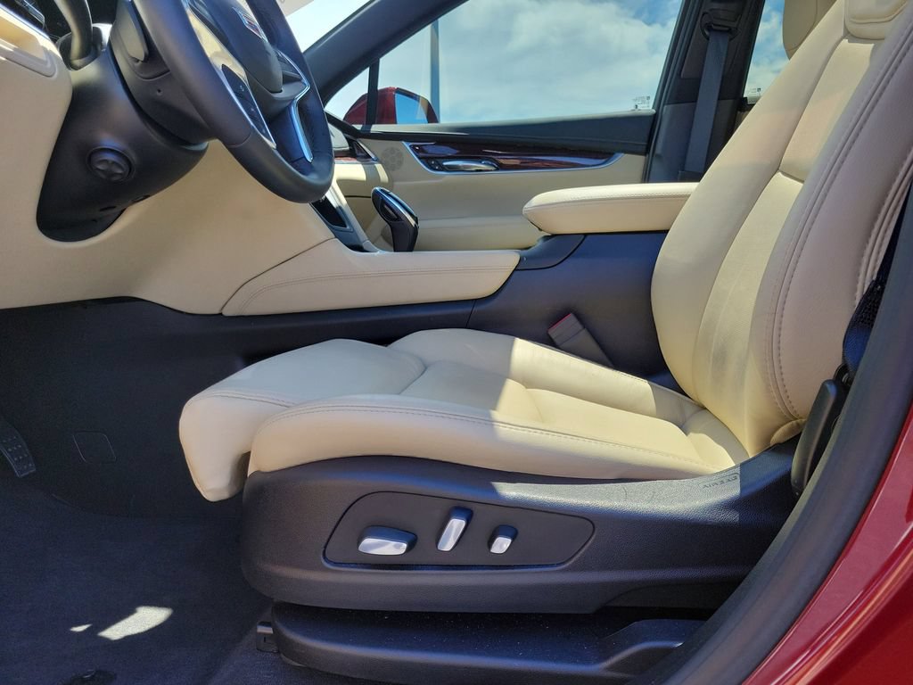 Used 2017 Cadillac XT5 Luxury w/ Driver Awareness Package AWD/4WD image 18