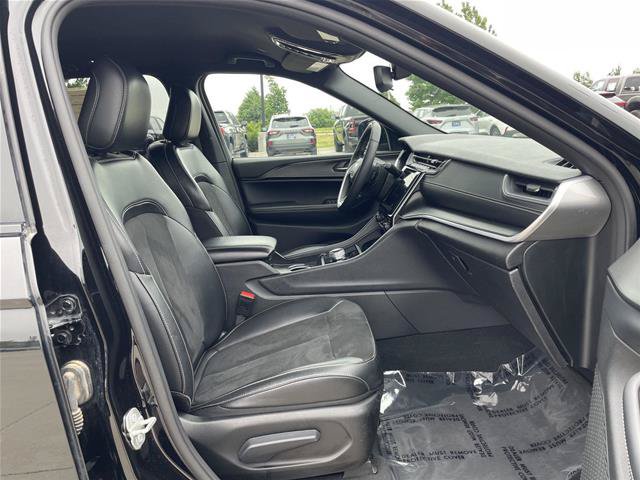 Used 2024 Jeep Grand Cherokee Altitude AWD/4WD image 19