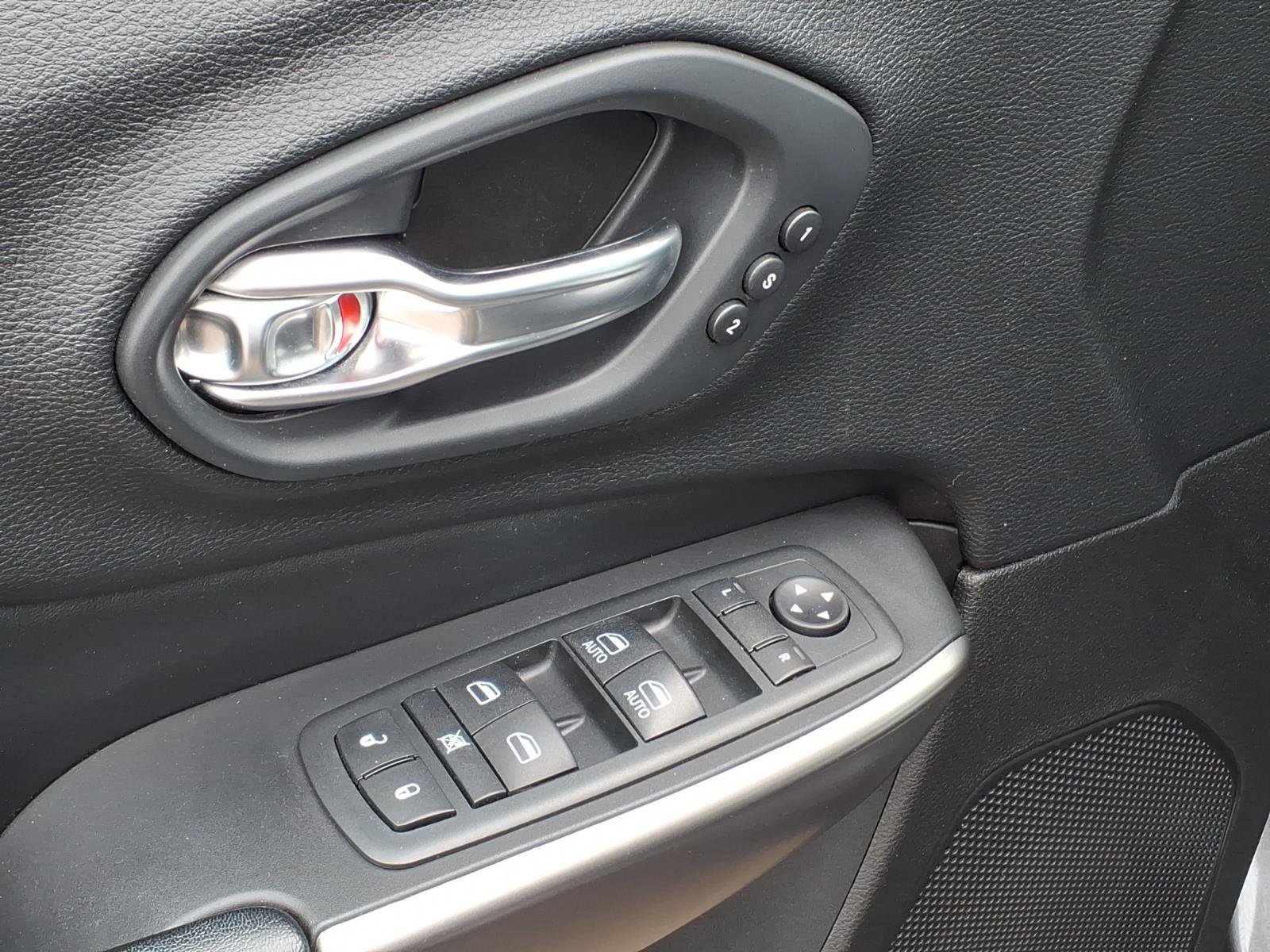 Used 2020 Jeep Cherokee Limited AWD/4WD image 15