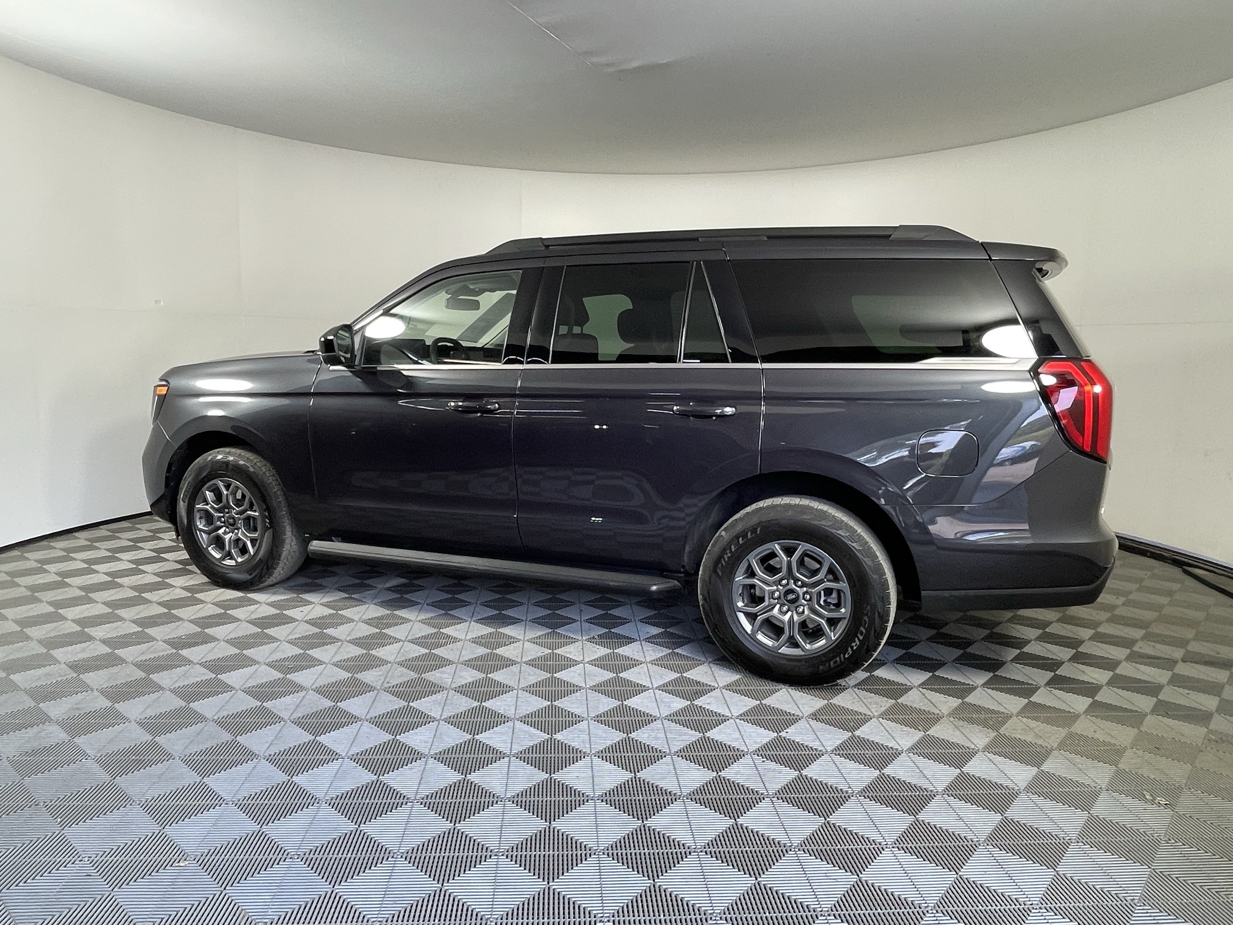 Certified 2025 Ford Expedition Active AWD/4WD image 2