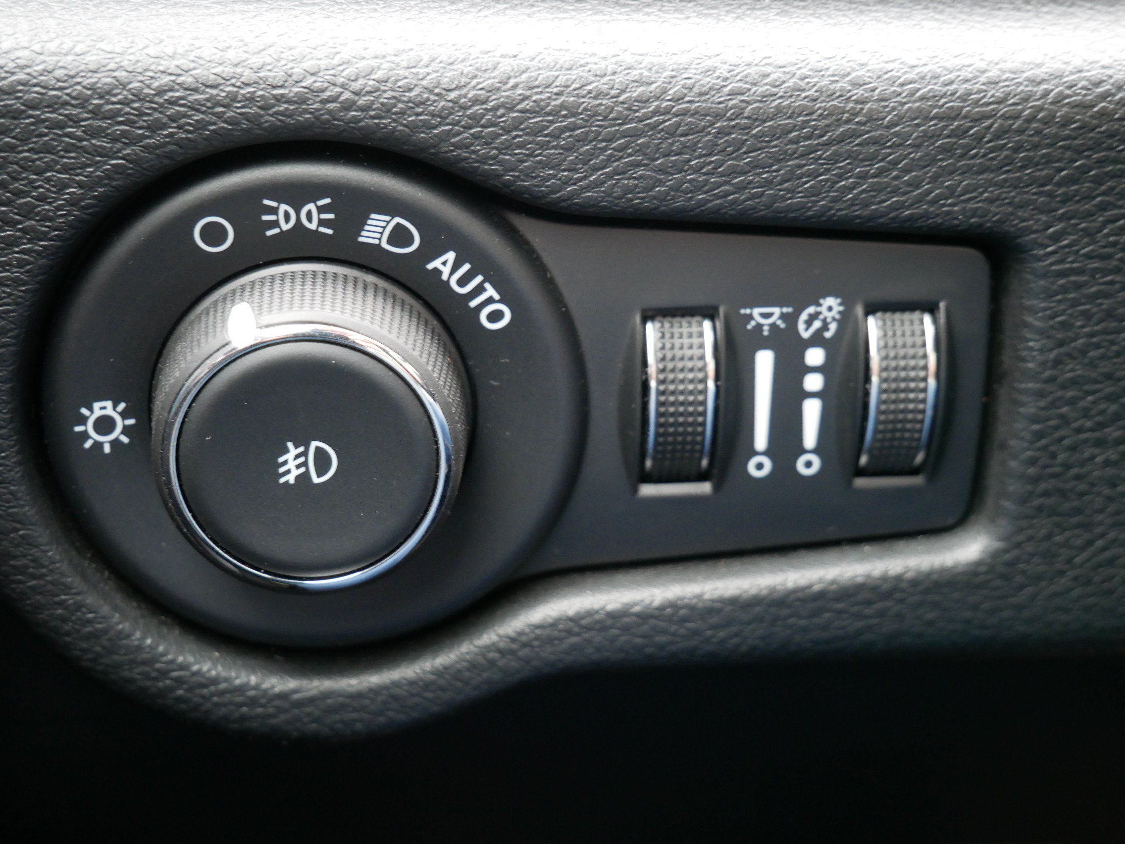 Used 2025 Chrysler Pacifica Limited FWD image 16