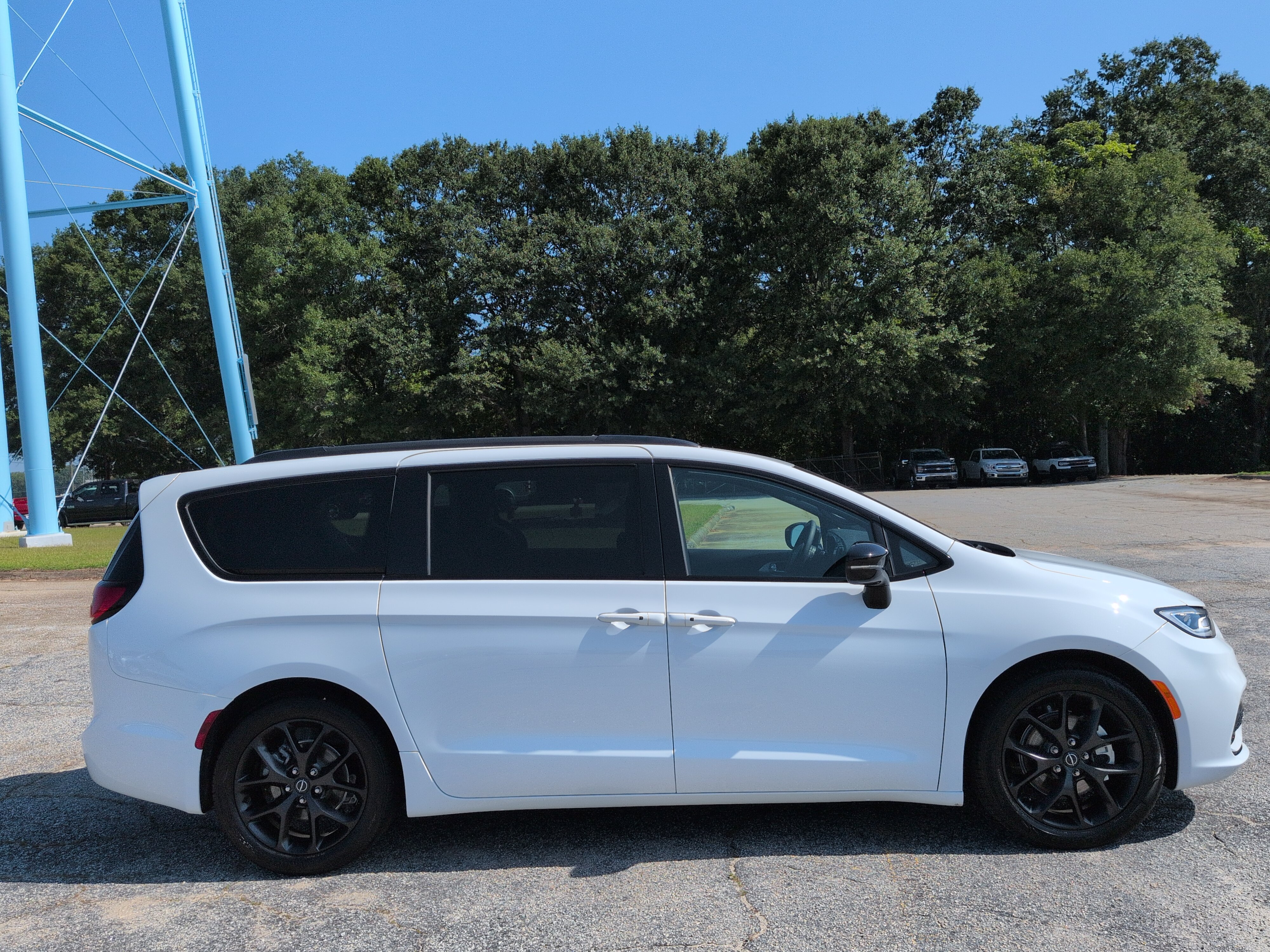 Used 2025 Chrysler Pacifica Limited FWD image 1