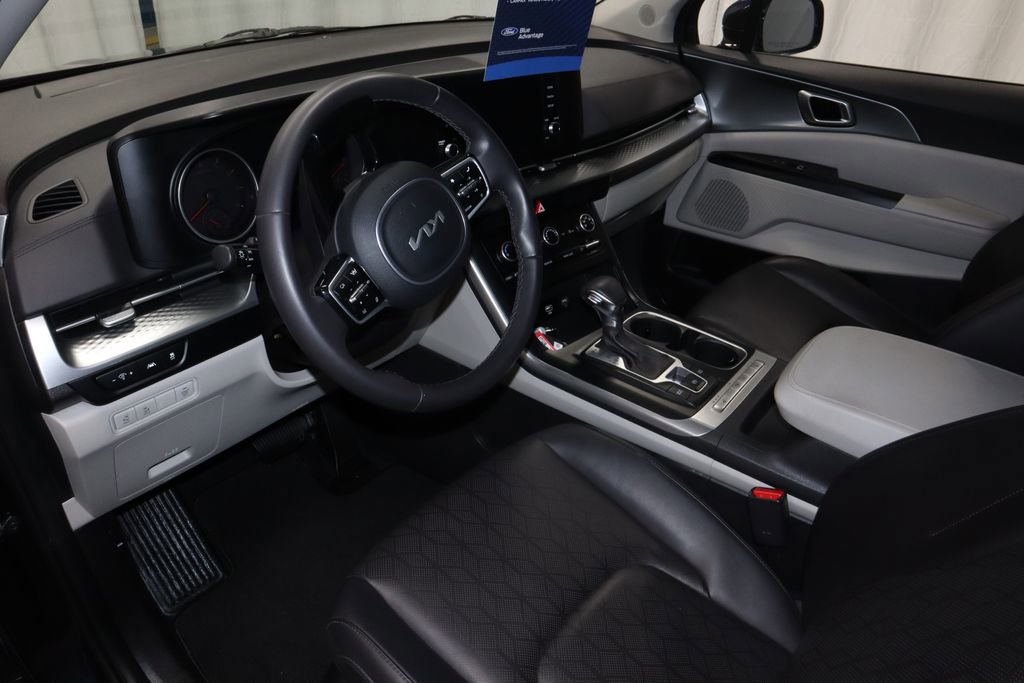 Used 2024 Kia Carnival LX FWD image 24