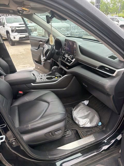 Used 2024 Toyota Highlander XLE AWD/4WD image 25