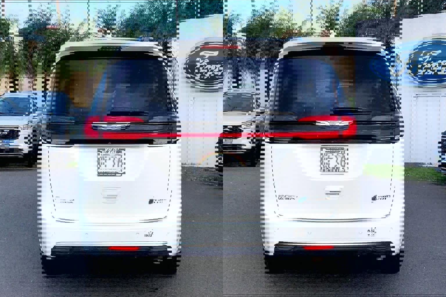 Used 2021 Chrysler Pacifica Touring-L image 2