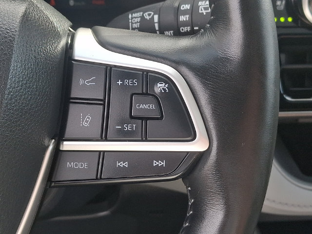 Used 2023 Toyota Highlander Limited AWD/4WD image 23