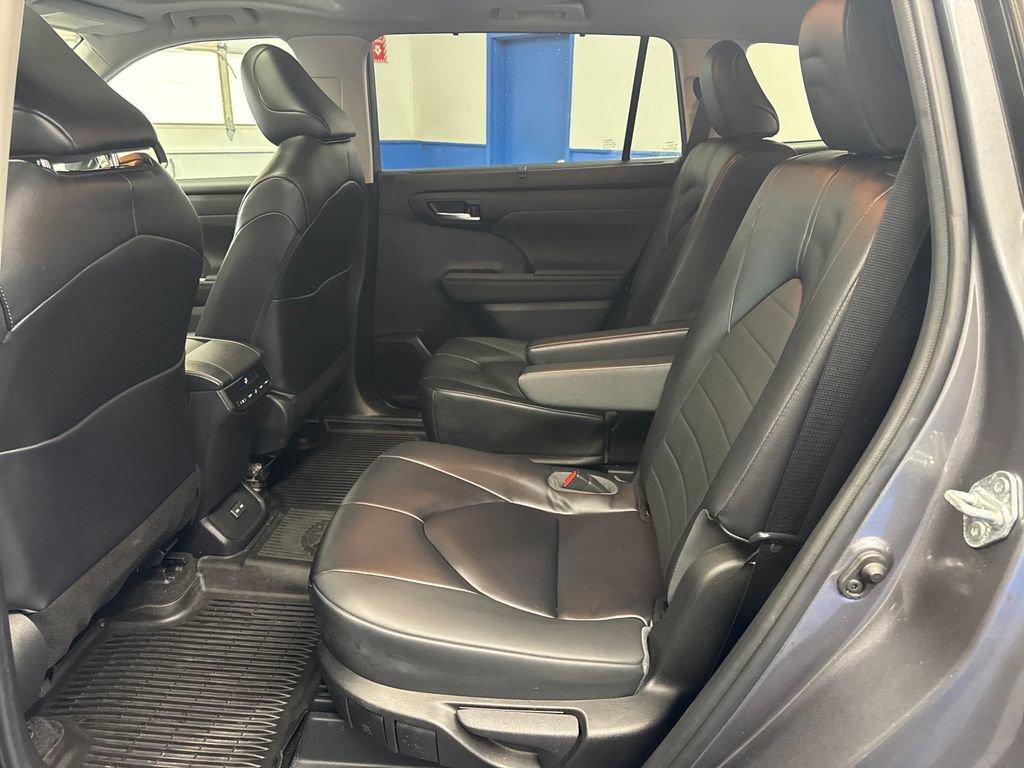 Used 2023 Toyota Highlander XLE AWD/4WD image 26