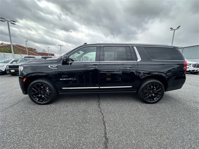 Used 2024 GMC Yukon XL Denali w/ Advanced Technology Package image 2