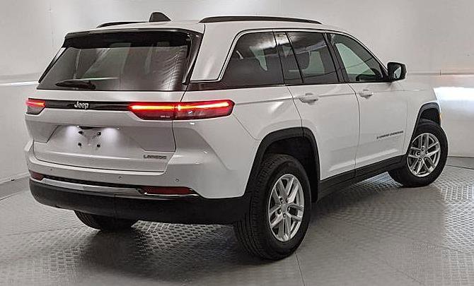 Used 2025 Jeep Grand Cherokee Laredo X image 3