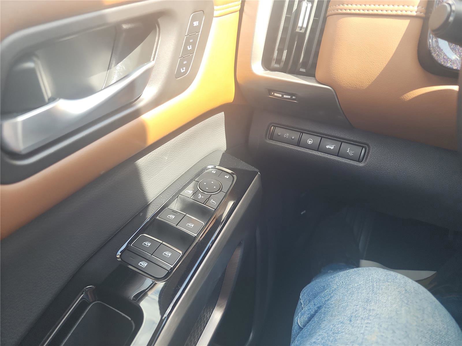 Used 2024 Nissan Pathfinder Platinum image 30