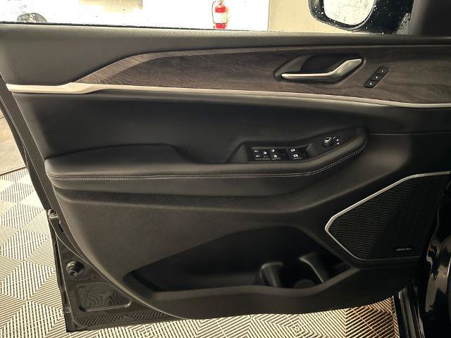 Used 2022 Jeep Grand Cherokee L Limited AWD/4WD image 15