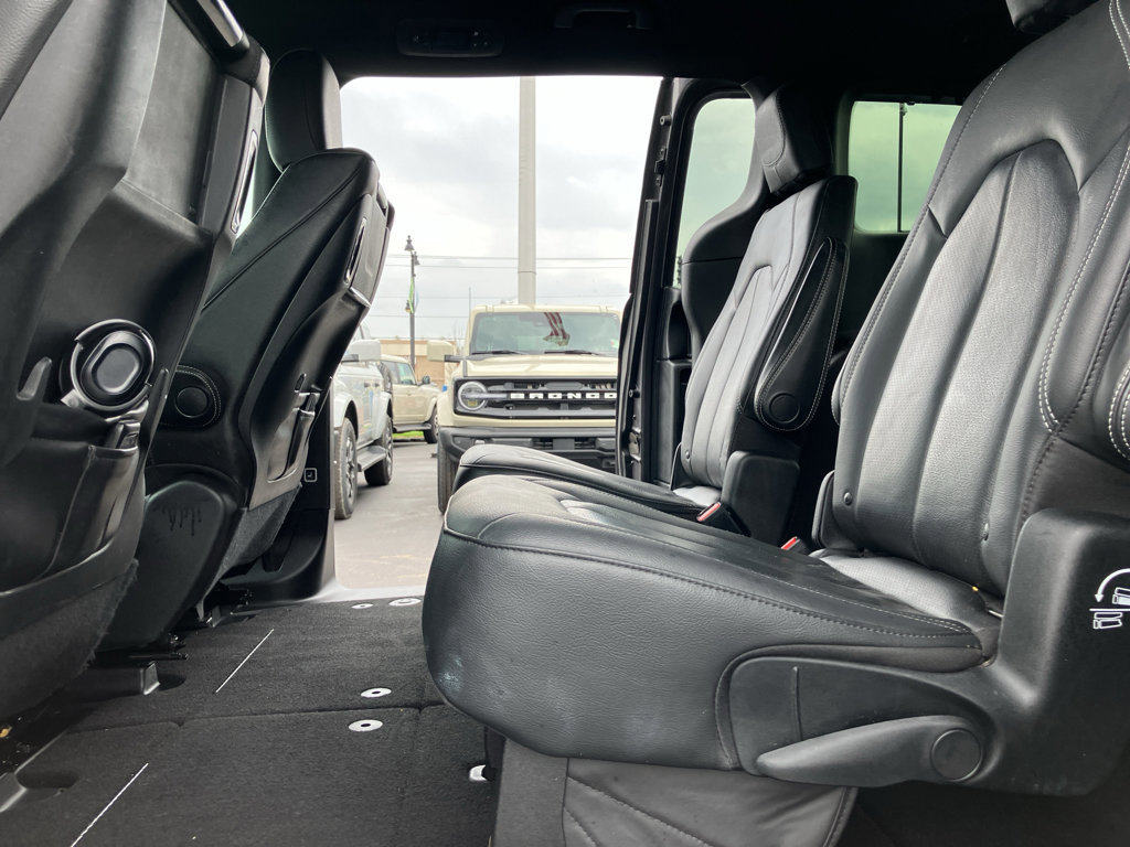 Used 2020 Chrysler Pacifica Touring-L Plus image 32