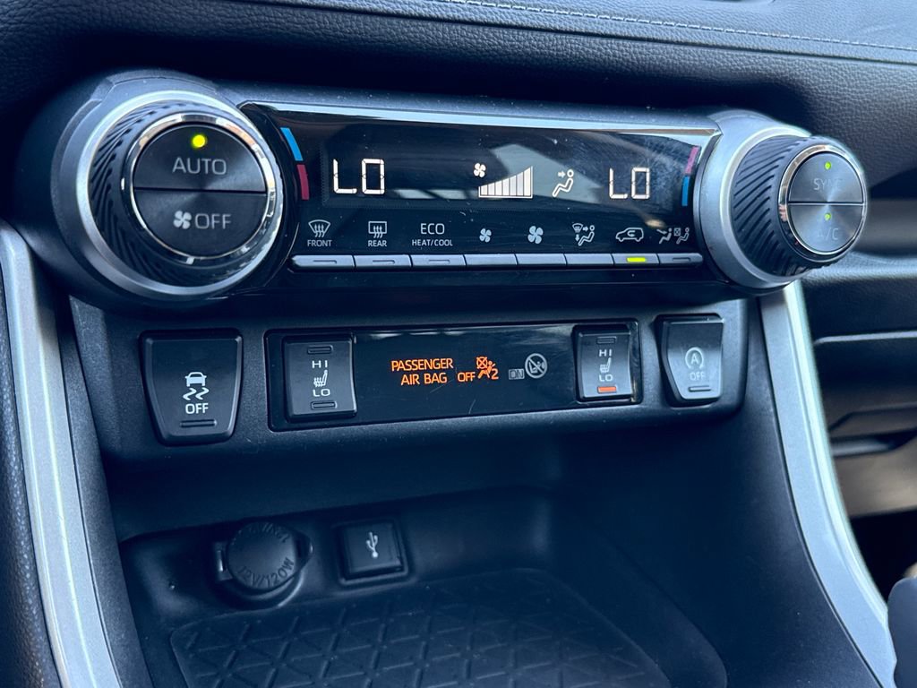 Used 2021 Toyota RAV4 XLE Premium image 22