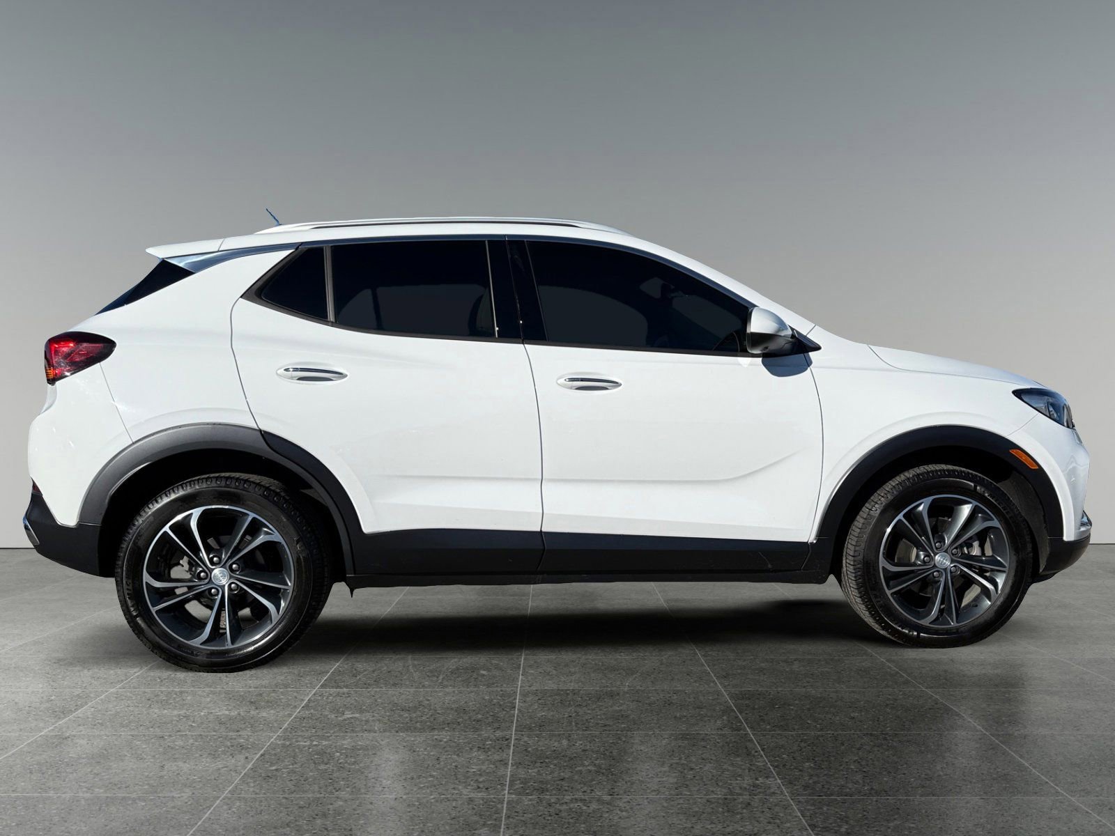 Used 2020 Buick Encore GX Essence w/ Advanced Technology Package image 2