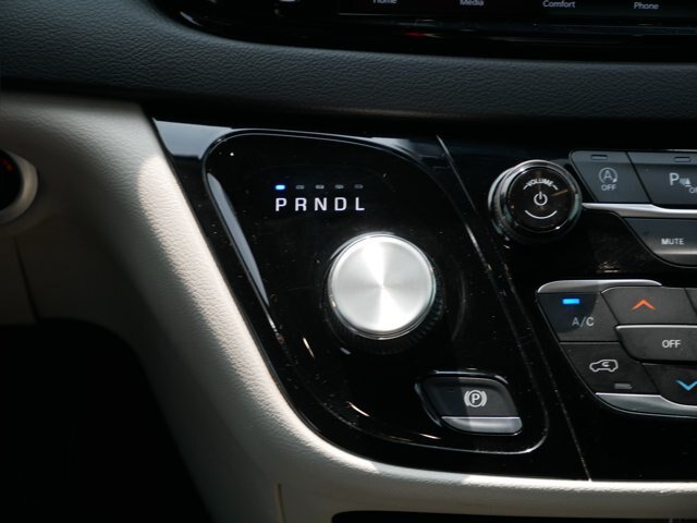 Used 2024 Chrysler Pacifica Touring-L FWD image 16