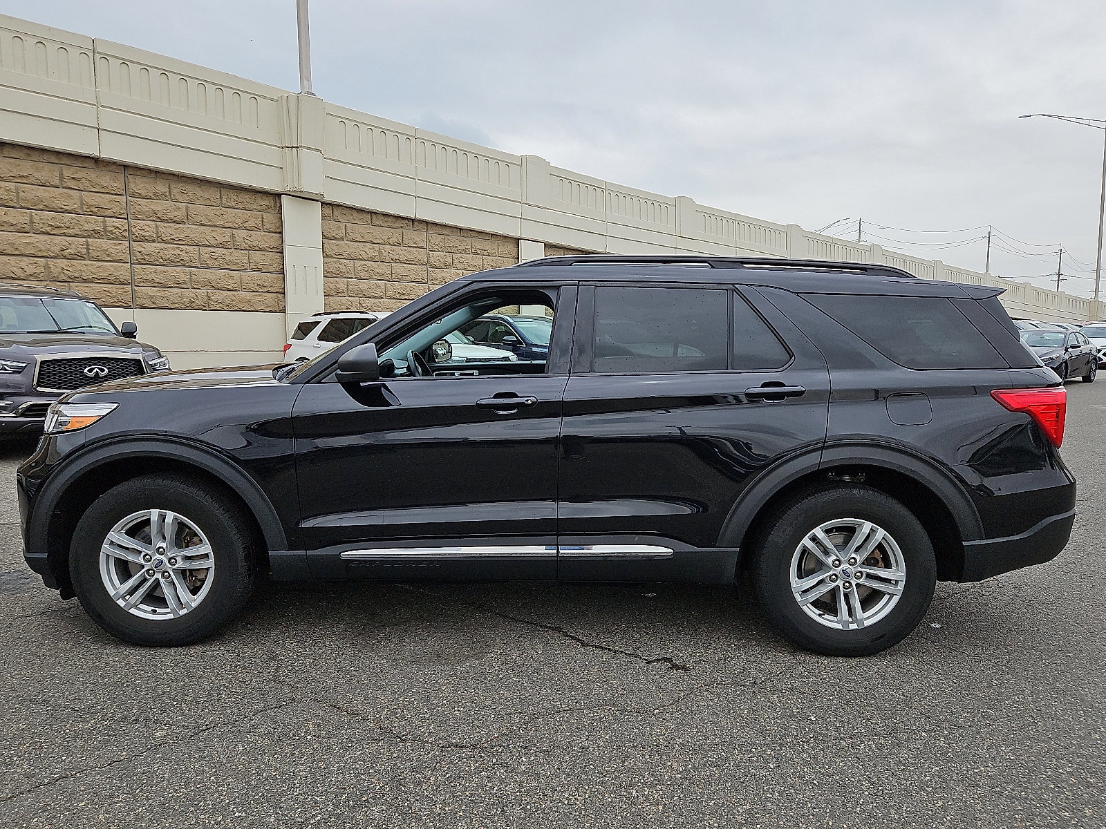 Certified 2022 Ford Explorer XLT w/ Equipment Group 202A image 5