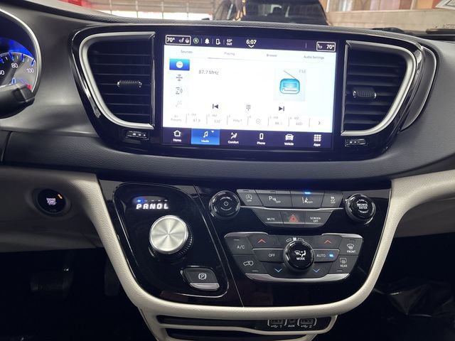 Used 2023 Chrysler Pacifica Touring-L image 8
