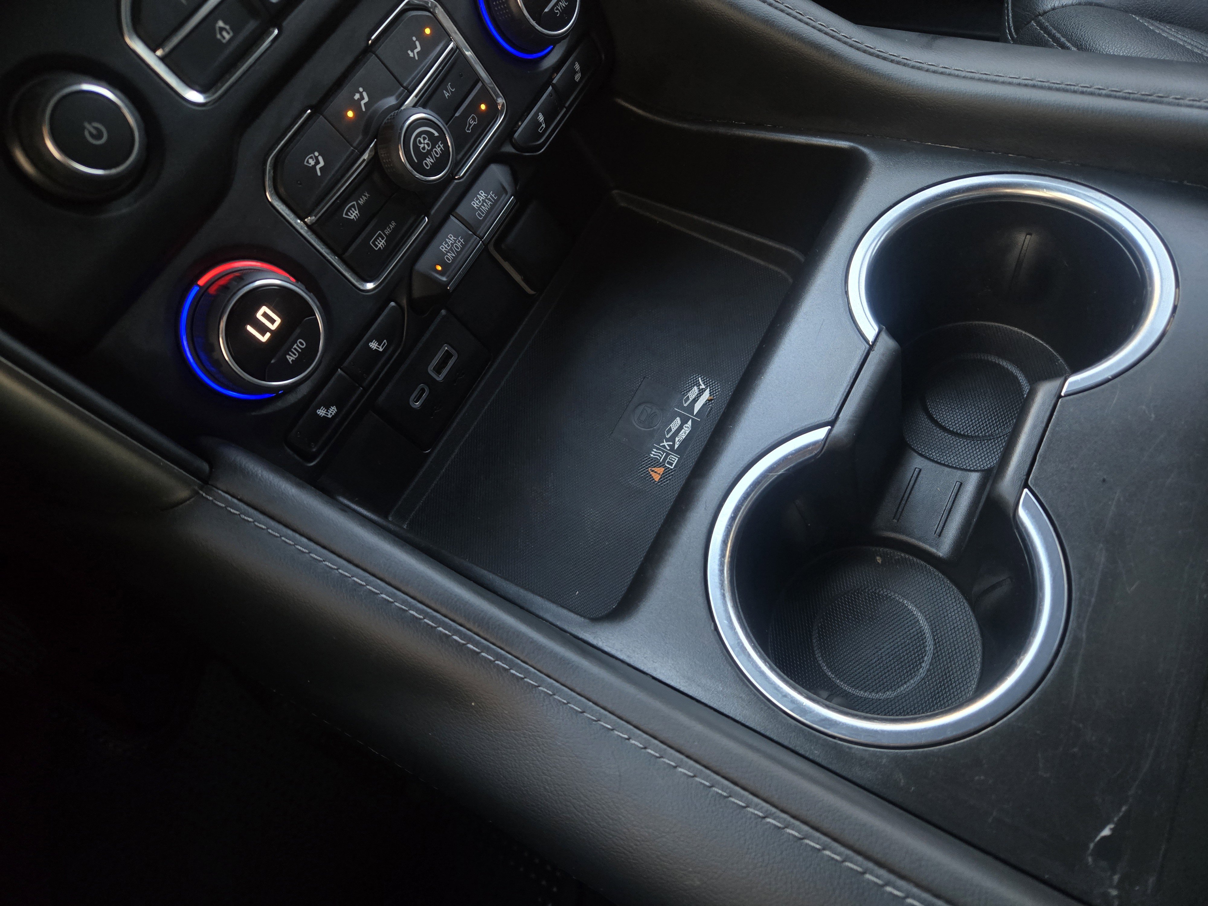 Used 2022 Chevrolet Suburban LT w/ Luxury Package image 15