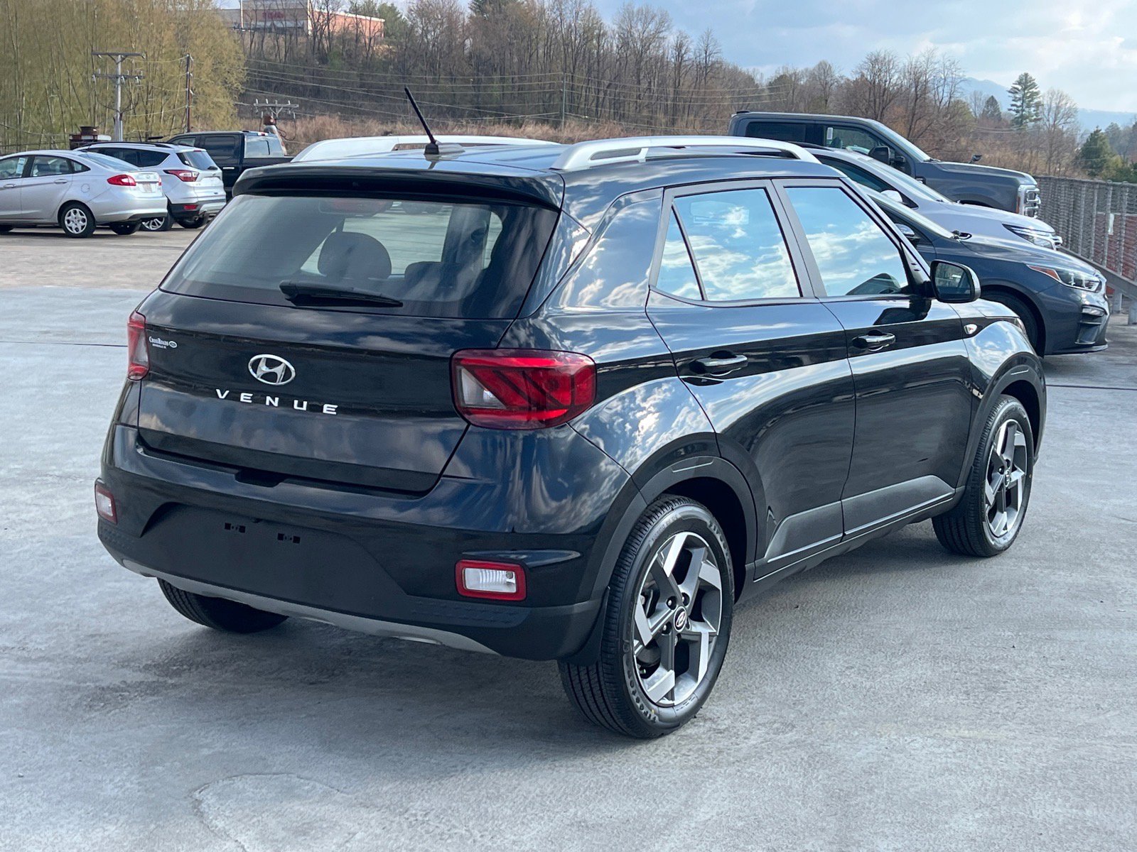 Used 2025 Hyundai Venue SEL FWD image 3