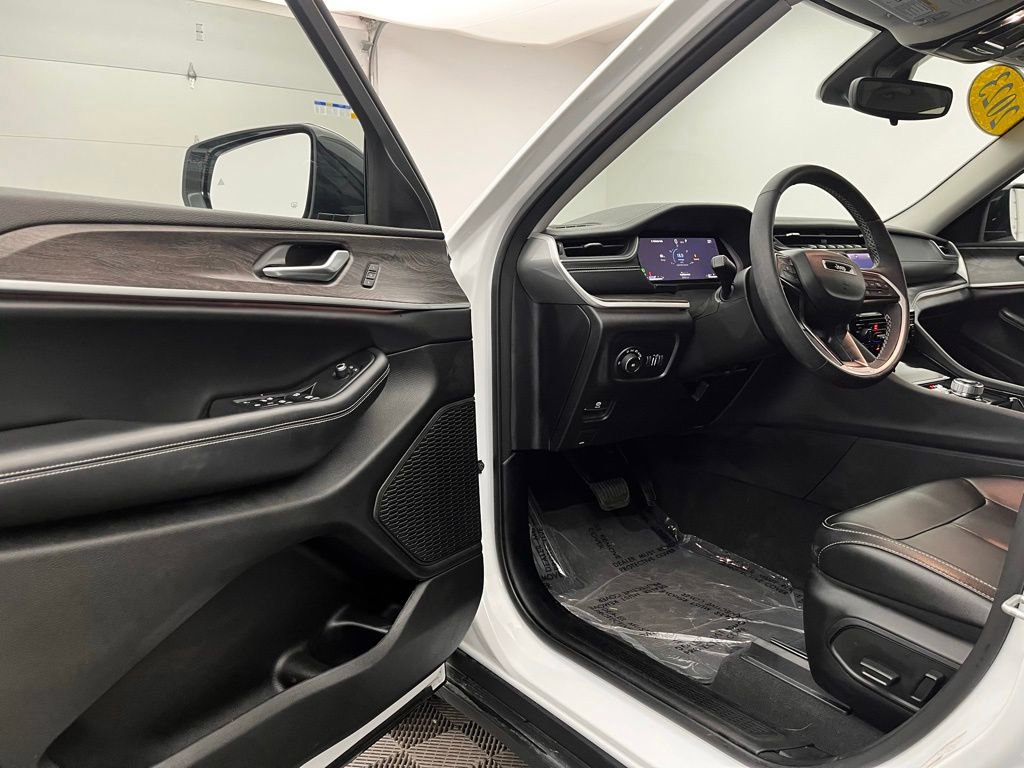 Used 2023 Jeep Grand Cherokee L Limited w/ Black Appearance Package image 16