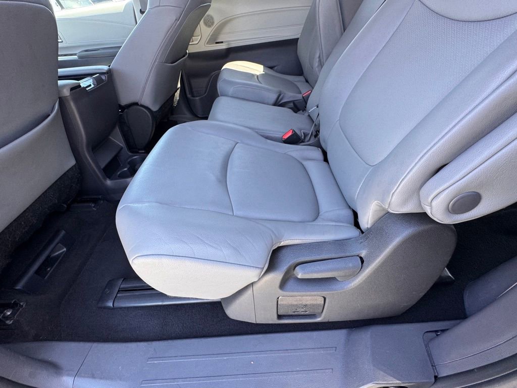 Used 2024 Toyota Sienna XLE image 31