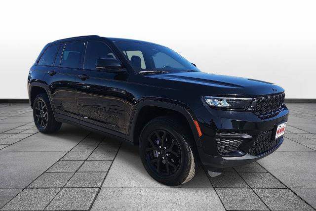 Used 2025 Jeep Grand Cherokee Altitude AWD/4WD image 3