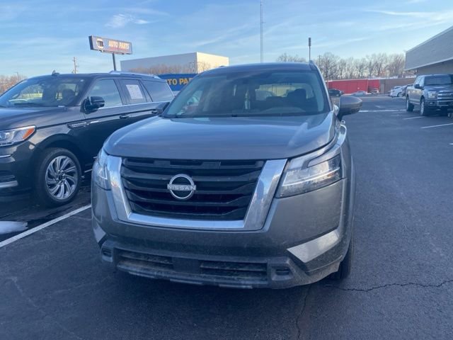 Used 2022 Nissan Pathfinder SV image 2