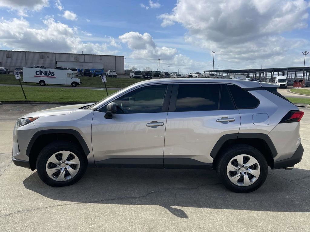 Used 2022 Toyota RAV4 LE image 2