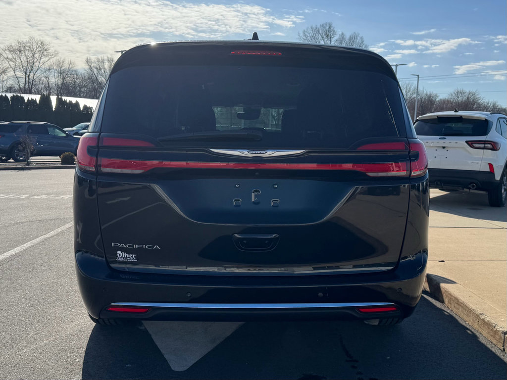 Used 2023 Chrysler Pacifica Touring-L FWD image 7