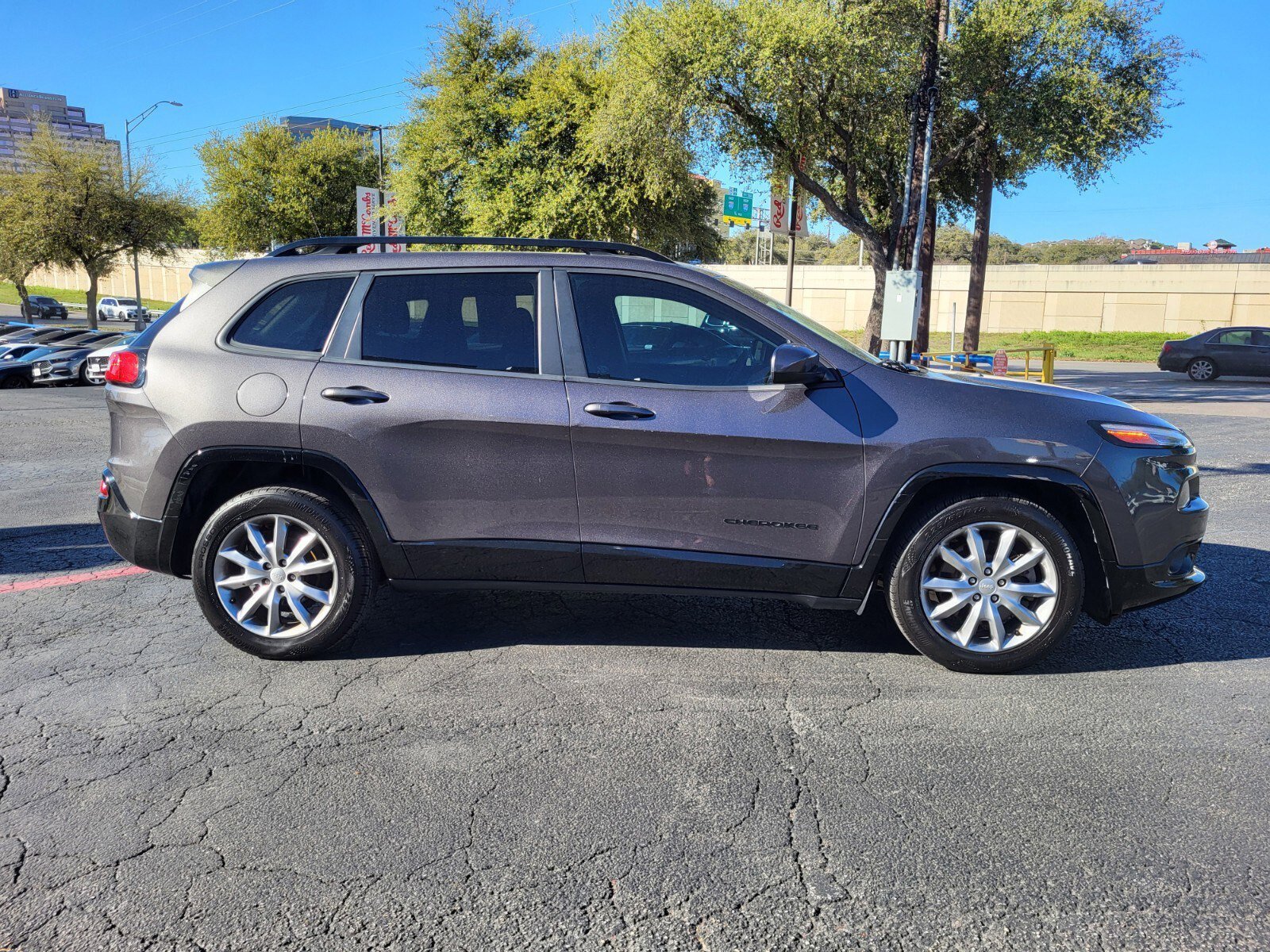 Used 2018 Jeep Cherokee Latitude image 2