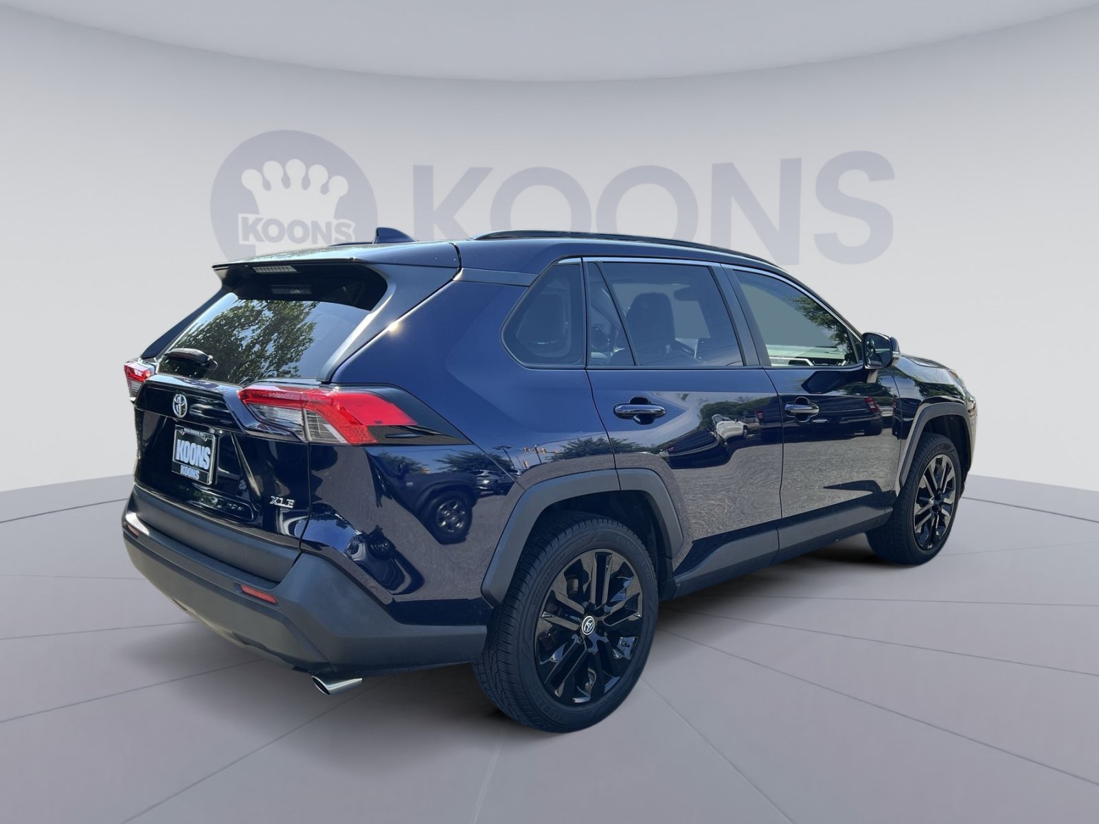 Used 2019 Toyota RAV4 XLE Premium FWD image 11