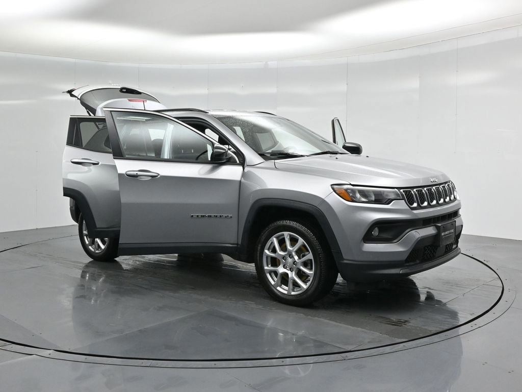 Used 2023 Jeep Compass Latitude image 49