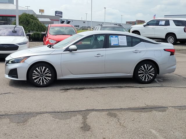 Used 2024 Nissan Altima 2.5 SV FWD image 2