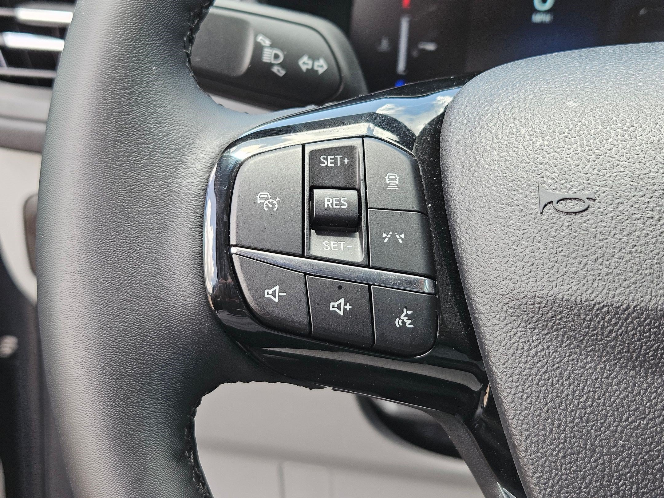 Certified 2025 Ford Escape SE FWD image 19