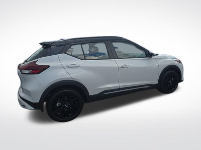 Used 2023 Nissan Kicks SR w/ SR Premium Package FWD image 3