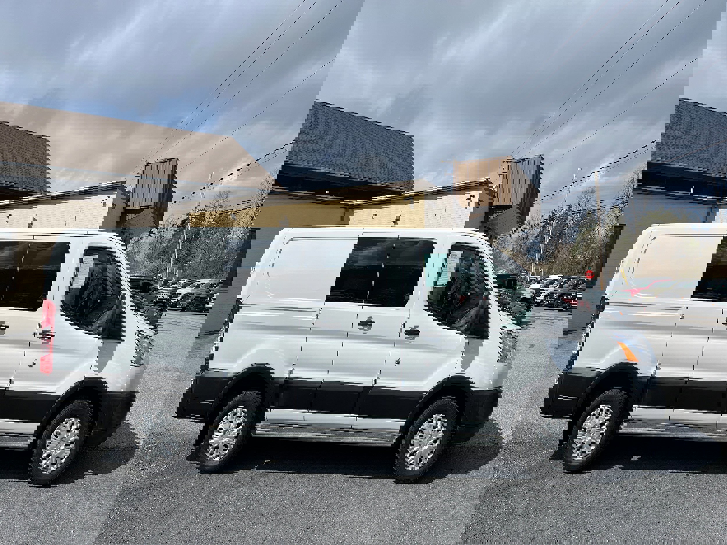 Certified 2019 Ford Transit 250 130 Low Roof w/ Exterior Upgrade Package image 5