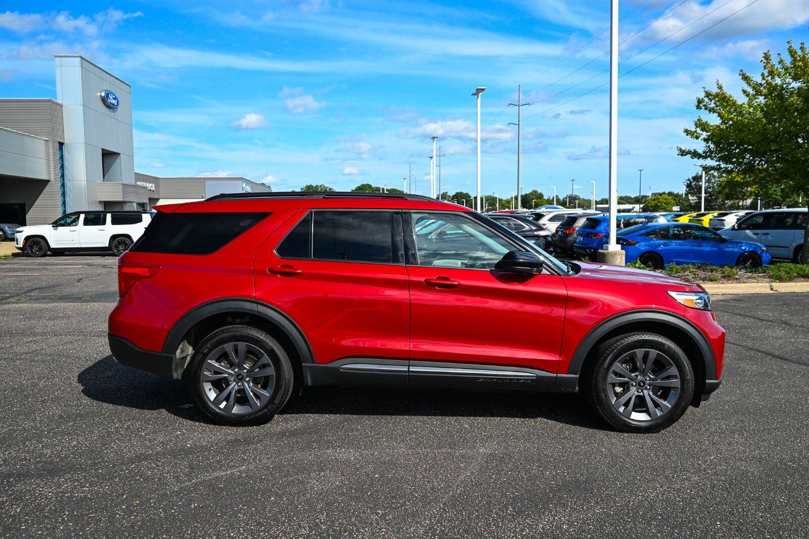 Certified 2024 Ford Explorer XLT w/ Equipment Group 202A AWD/4WD image 3