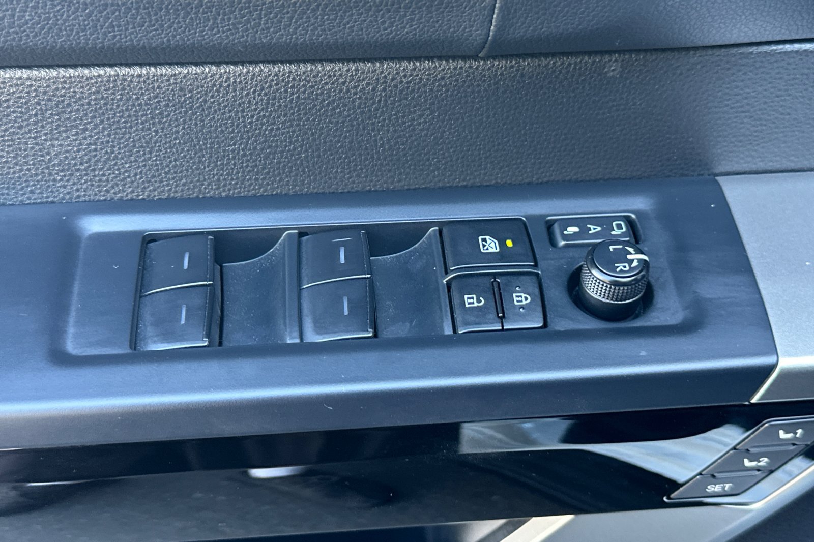 Used 2025 Toyota Sequoia Limited w/ Tow Technology Package AWD/4WD image 12