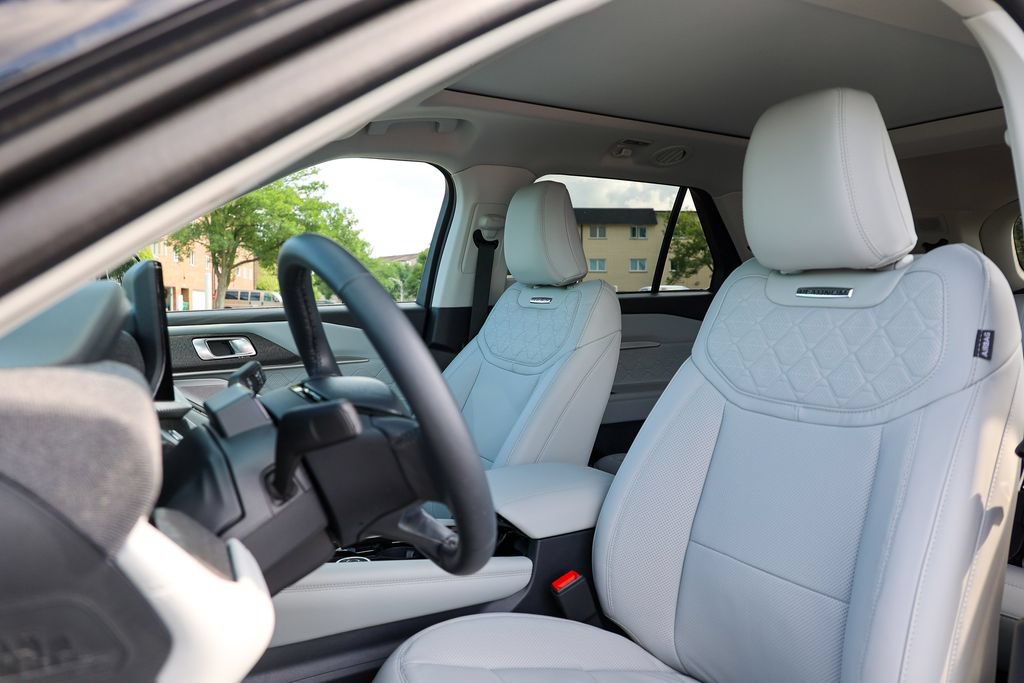 Certified 2025 Ford Explorer Platinum w/ Ultimate Package AWD/4WD image 23