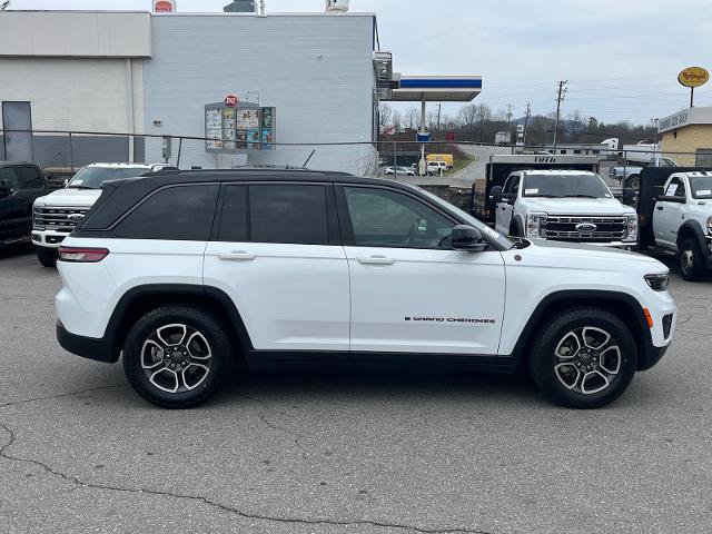 Used 2022 Jeep Grand Cherokee Trailhawk w/ Luxury Tech Group III image 2