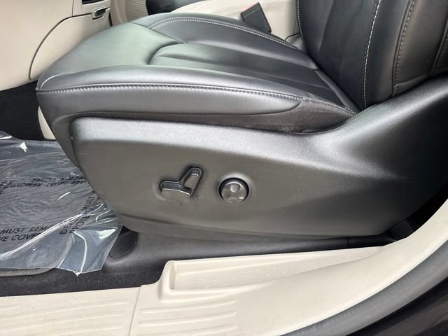 Used 2024 Chrysler Pacifica Limited FWD image 12