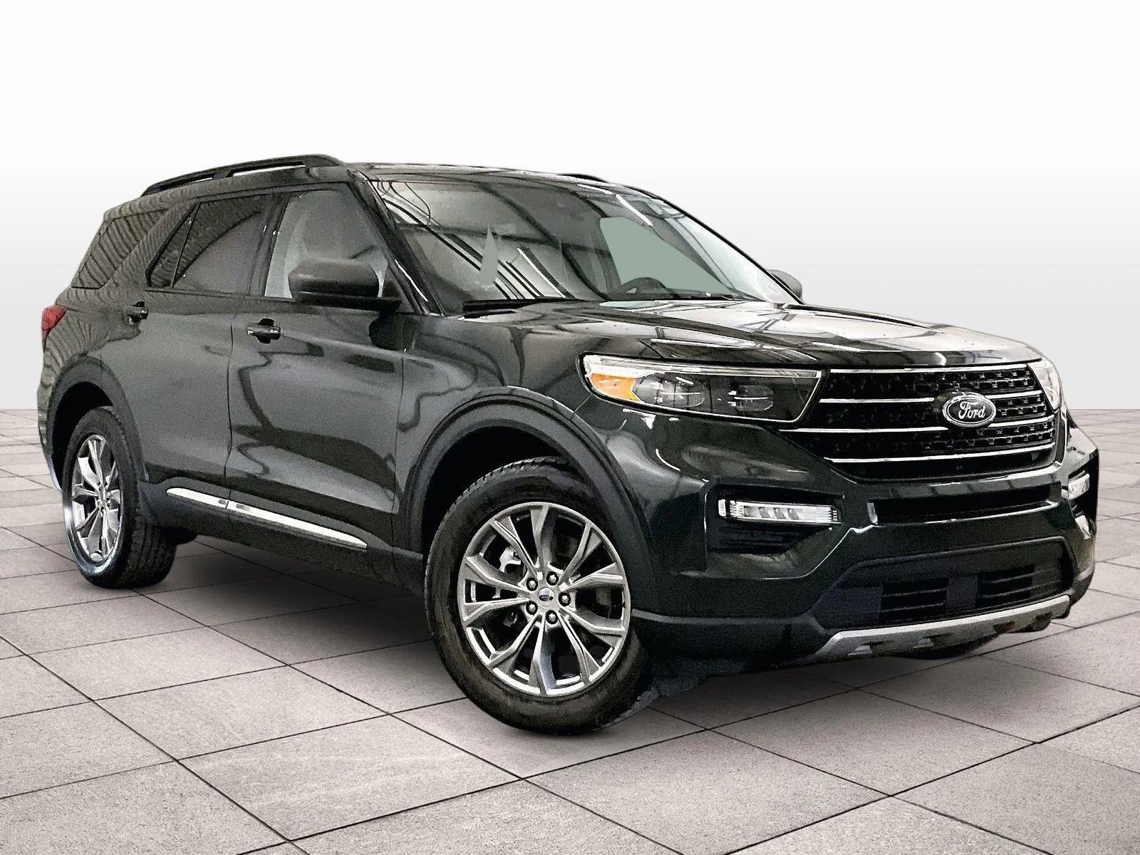 Certified 2022 Ford Explorer XLT w/ Equipment Group 202A AWD/4WD image 2