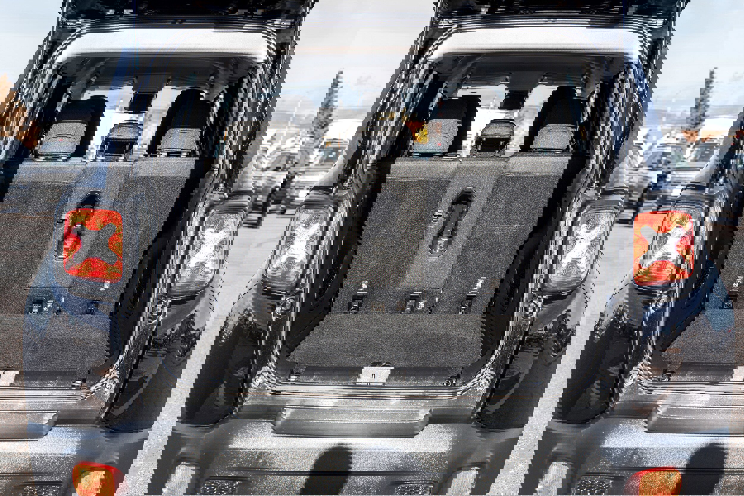 Used 2018 Jeep Renegade Latitude w/ Cold Weather Group image 11